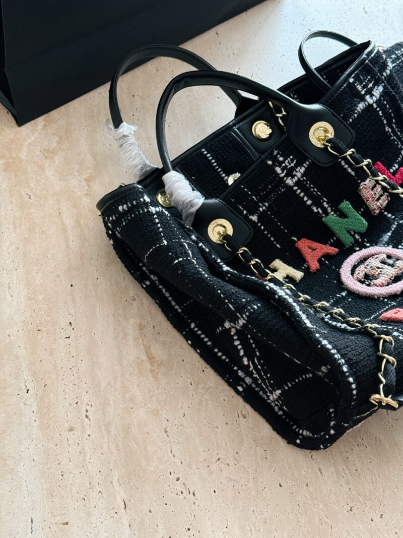813894faad.jpg 290290 without box
Size: 38 * 30cm (large)
33 * 25cm (small)
Xiaoxiang's coarse woolen beach bag
Arrange it! Arrange it!
This beach bag released this year is so beautiful!
Coarse tweed beach bag candy colored logo letters playful retro love
