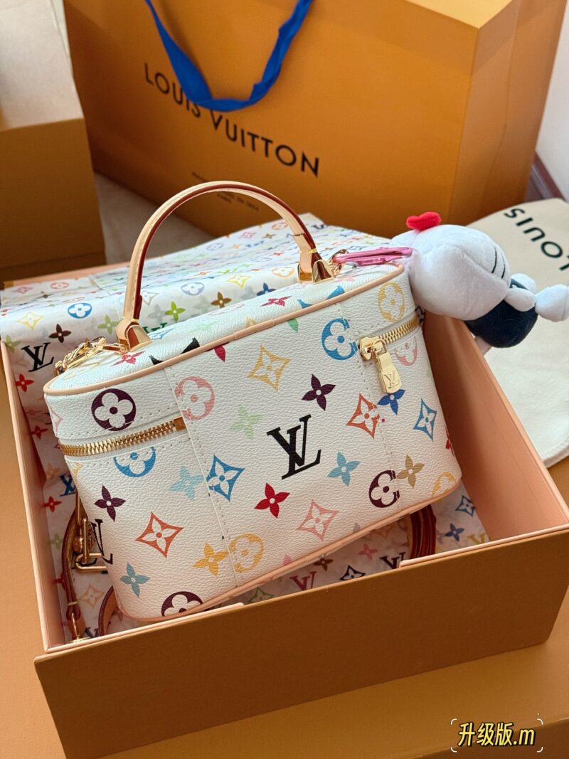 81471158a1.jpg 310 box upgrade version
size:19*12cm
L Home Vanity Small Box White Tri Color
?? Equipped with two shoulder straps and cute dolls
Super convenient and practical!
Who really sees who falls in love
The feeling of sinking at a glance upon seeing th...