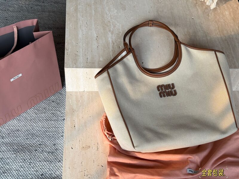 814ae2c32e.jpg 300 canvas cowhide (with full packaging)
Size: 38 Bottom, 55 Upper Width * 30 Height
Miu's newly released tote this year
Take a good look!
The actual product looks great!
Lightweight, spacious, and stylish online!
Miumiu's canvas bag is wrapped in on...