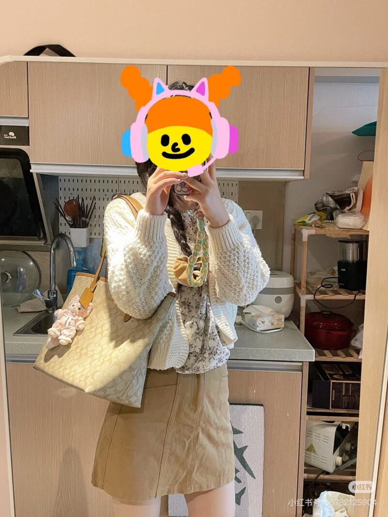 815ead0002.jpg Coach's latest version of buckle tote bag! Bag with concealed logo
Simplicity and luxury brands are timeless for ten thousand years! The texture and details are all amazing! Practical, convenient, and versatile. #Coach Tote Bag # Coach