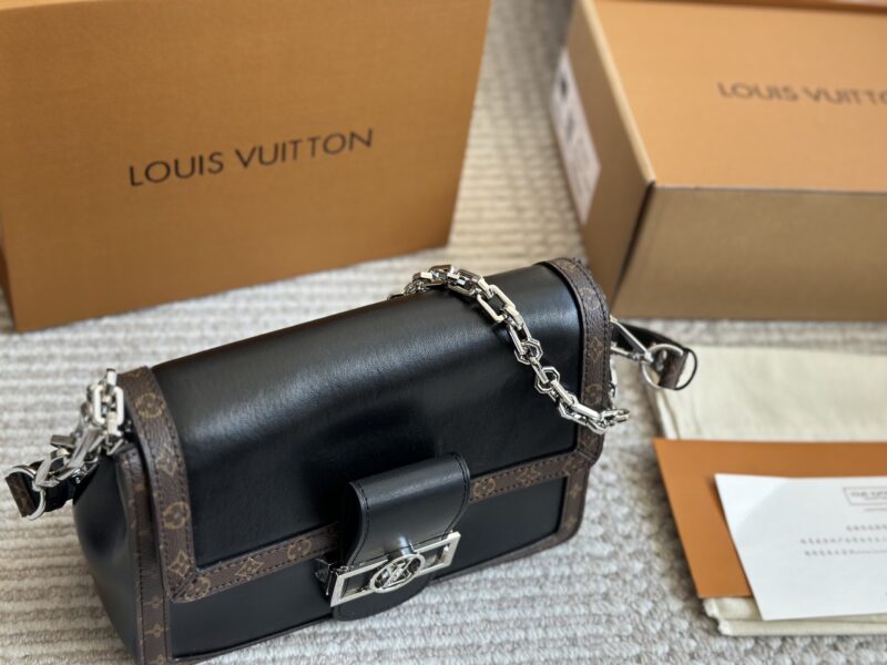 ￥ 285 New Product
LV | Soft Daphne | Show off New Product
Appearing at the 2025 Spring/Summer fashion show with cowhide trim to ensure the comfort of the bag, the Dauphine Soft handbag features a monogram cut for a soft look
Suitable for both men an...