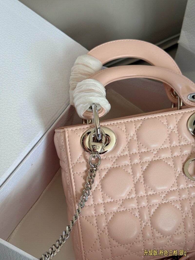 260 box upgrade version
Size: 17 * 15cm (three grids)
Dior handbag by Diana
D Family Princess Silver Button
It's very simple and elegant to hold in your hands and shoulders!
The milky sound makes one feel refreshed and happy
configuration ? Chain s...