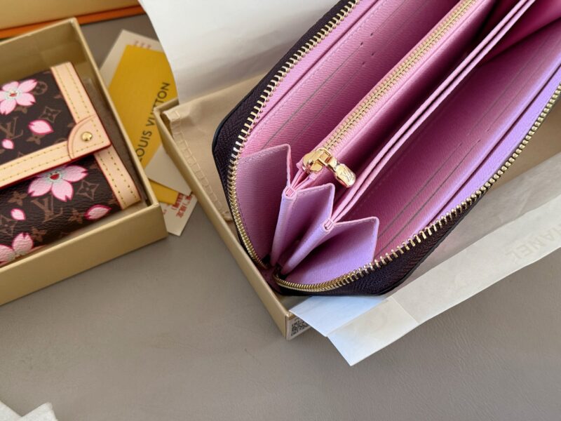 8168102154.jpg 160 boxes
size:19.5*10.5cm
L Family Sakura Flash Series Wallet
lovely! Easy to carry!
A wallet with constantly online appearance
Zipper style! Capacity is super okay