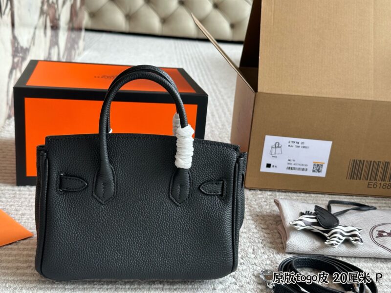 320 original togo leather
Size: 20cm box
Original quality ?
Original TC leather side panel steel seal code ??
The lock is made of copper, with a scarf and a flying horse pendant ??
The season for carrying platinum bags has arrived
The first...