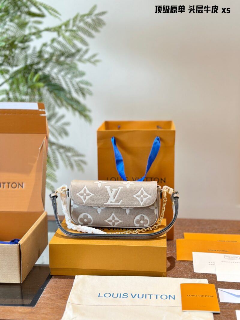 First layer cowhide original single p310
Cute bag shape yet full of elegant temperament folding box! Size 22.11
Lv Ivy Mahjong Bun
Cute bag shape yet full of elegant temperament combined with exquisite and fashionable chain underarm back
A crossbody ...