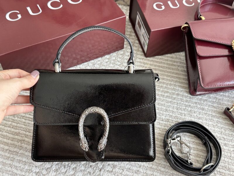 819873905c.jpg 250 boxes
size:22 16cm
GG's latest wine god bag with shiny leather
Latest fabric paired with Shijiushen buckle
Super good-looking