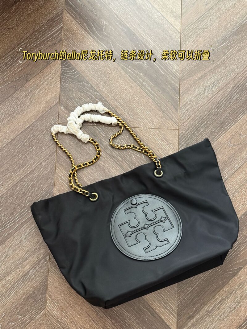 81ad722f79.jpg 215 boxes
Size: 31 * 28cm
High version ?
TB ella Nylon Canvas Bag
New Tote One
The nylon chain bag is really beautiful
Original canvas ? Cowhide splicing
You can also put it in with sufficient capacity