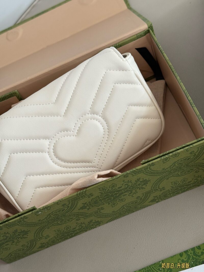 81bea3f06e.jpg 195 box
size:16.5cm
GG Marmont Vanilla Green/Milk Shake White
Clear and refreshing summer~
Must buy Mamon bag
Marmont's most classic double G