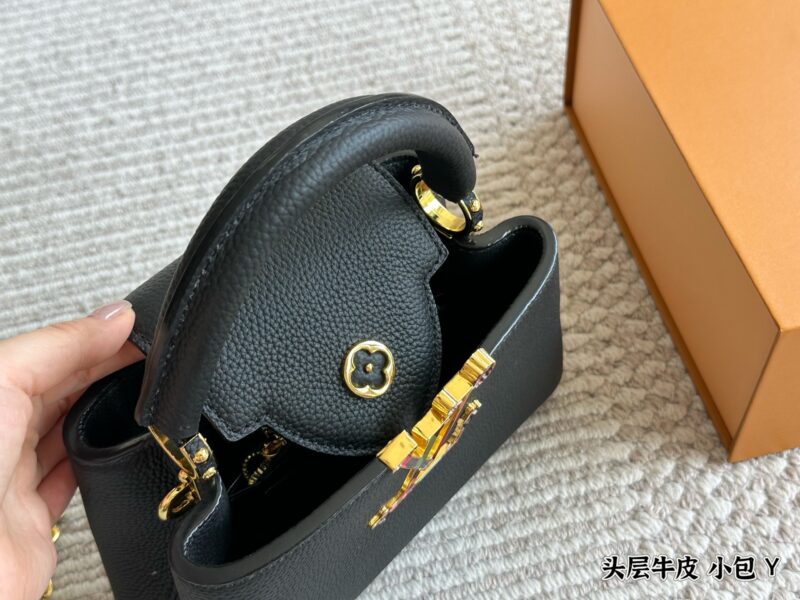 81ca2e333b.jpg 350 gift box cowhide
size :20cm
L Capucines handbag
Full grain grain top layer cowhide!
It feels low-key but has a luxurious texture!!
classic! classic!