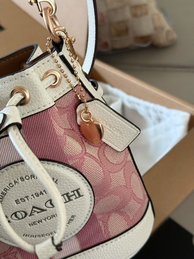 81dd3f42ee.jpg 215 boxes
size:16*16cm
C Mini Bucket Bag is super cute!
Valentine's Day limited edition pink water bucket
Super beautiful Dempsey bucket bag with powder and sticky texture
Search Coach Coach Bucket