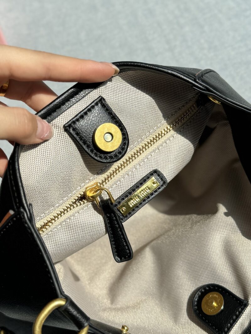 81de0a48fb.jpg 235 Heaven and Earth Cover
size:31×31
MIU MIU Riveted Underarm Bag Used Bag
Miu Miu turquoise hobo armpit bag
Miu should only exist in the sky | Ethnic style Miu Miu medieval bag
MiuMiu ethnic style armpit bag
First encounter
The kind that must be...