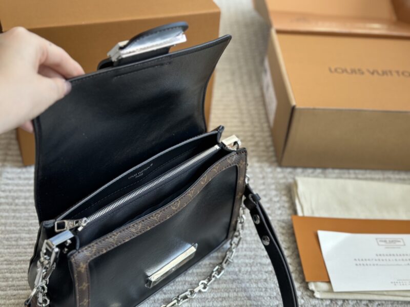 ￥ 285 New Product
LV | Soft Daphne | Show off New Product
Appearing at the 2025 Spring/Summer fashion show with cowhide trim to ensure the comfort of the bag, the Dauphine Soft handbag features a monogram cut for a soft look
Suitable for both men an...