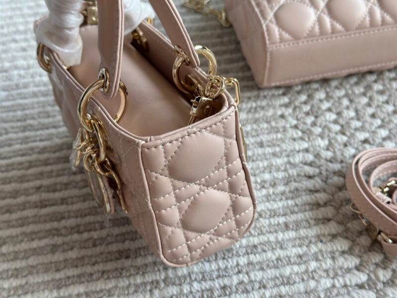 81ec5ea72e.jpg 、
Dior lady's new long sheepskin powder full set packaging
Dior's all-new D-joy is making a strong comeback, with the rhythm of a big hit. The bag comes with two shoulder straps and multiple back styles, making the upper body both beautiful and sty...