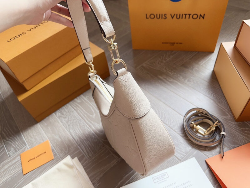 81f51d61ba.jpg 235 box
size:23*12cm
L Home Bagatelle Leather Underarm Bag
The armpit and back look great!
The crossbody bag is also beautiful!
The more you look at it, the more durable the bag becomes!
Grandma's Upper Body Effect
Love to the point of bursting!
Se...