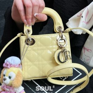 Dior Mini Chicken Yellow, Cute R, this color is truly unbeatable
The more you look at the lacquered lemon yellow, the more you like it
Carry spring on your back
Be a dopamine girl