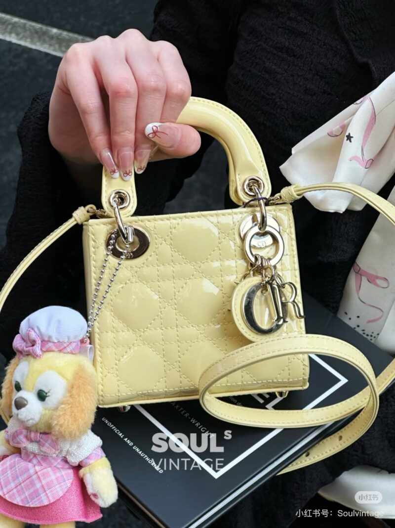 Dior Mini Chicken Yellow, Cute R, this color is truly unbeatable
The more you look at the lacquered lemon yellow, the more you like it
Carry spring on your back
Be a dopamine girl