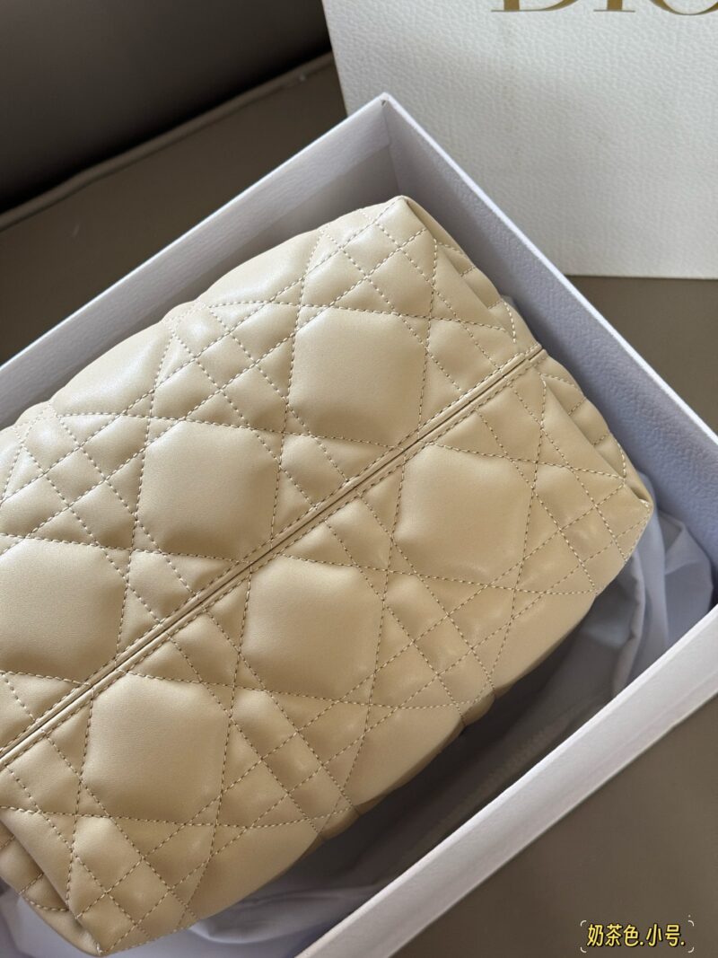 300 310 box upgraded version again
Size: 23x15cm (small size)
28 * 21cm (large size)
D's super popular Toujours shopping bag
I personally think the bag design is really durable!
I can't refuse anything gentle in beige color!
A feeling of neither big ...