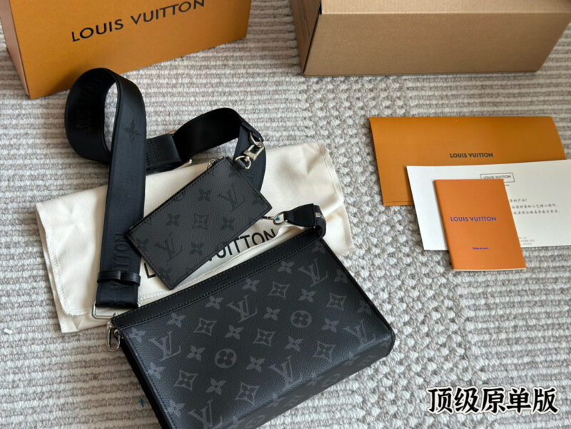235 complete set of packaging
Original order quality
Size:22 15cm
L Family Handbag - unisex [? ya]
LV toiletry bag/2-in-1 shoulder bag
Inside the original version