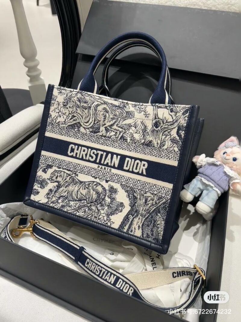 Dior's new tote frees hands