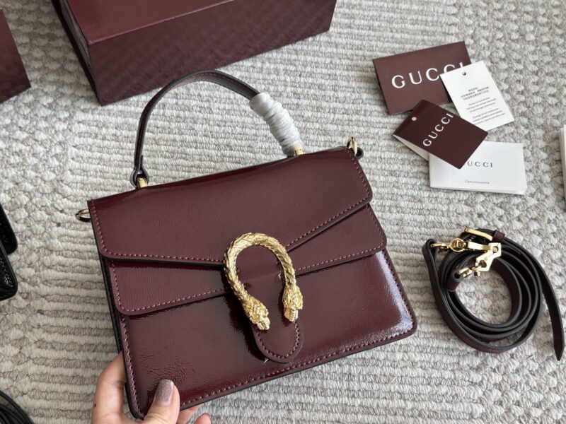 823fb1776e.jpg 250 boxes
size:22 16cm
GG's latest wine god bag with shiny leather
Latest fabric paired with Shijiushen buckle
Super good-looking