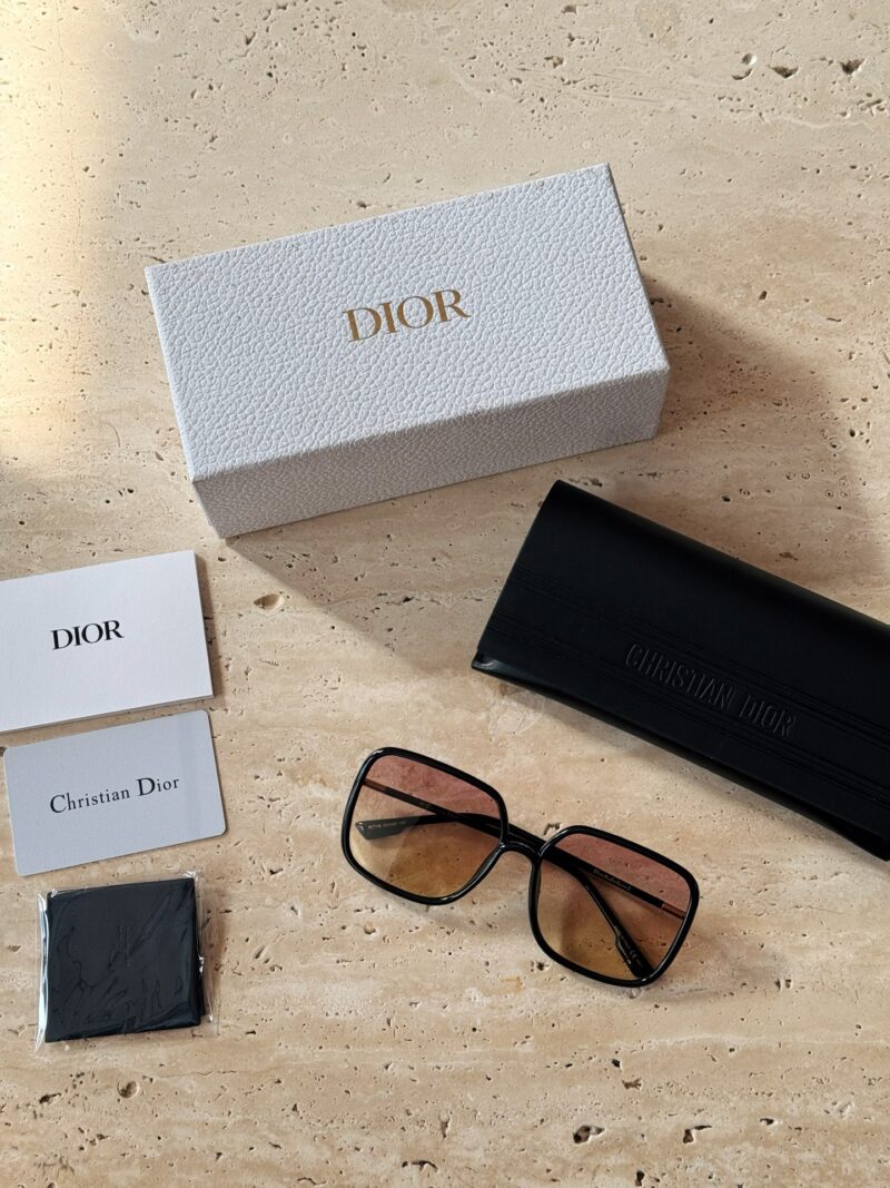 825908f97c.jpg 200 configurations with complete packaging
Dior premium brown sunglasses!
Plain Mirror No.1
This pair of sunglasses really looks stunning on the face,
Big frame, very small face!
The frame is very light and comfortable to wear!
When you don't want to...