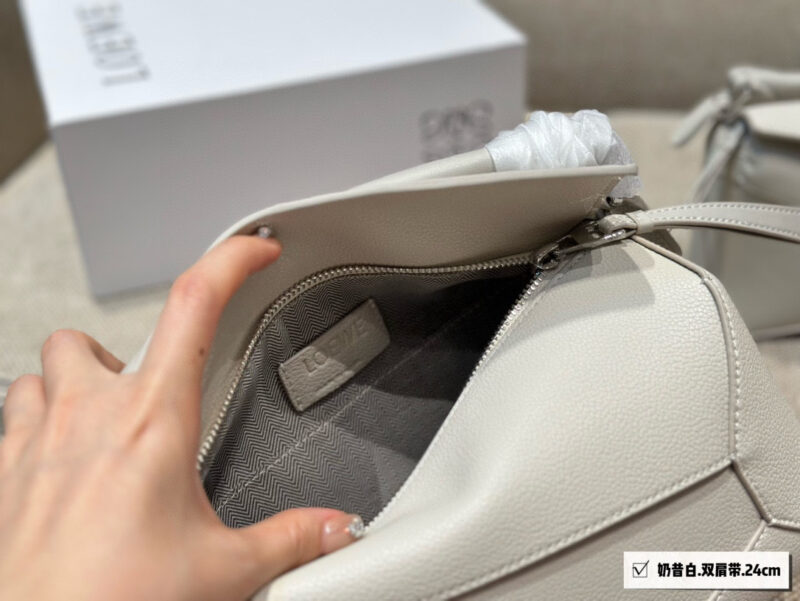 825f04d9b3.jpg 275 300 box
Size: 18 * 11cm (small size)
24 * 15cm (large size)
Loewe Geometry Package Puzzle
The latest version of woven shoulder straps
Clean Puzzle Edge is very advanced!
?? Cowhide quality!
Completely hold on!