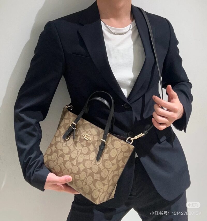 Coach Mollie 25
Open tote bag with two large compartments! Very durable.
Double layered tote bag, the texture is really amazing!!
There is a zipper in the middle that can also hold things, and the shoulder strap is specially designed to be long enoug...