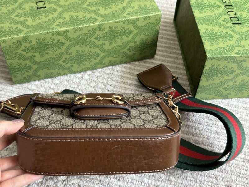 8280ad4b28.jpg 235 High Order Edition (Gift Box)
Size 20 * 14cm
GG Small Saddle Bag
Classic coffee color, huge and cute size
Comes with two shoulder straps for easy switching
The perfect combination of thick shoulder straps and thin shoulder straps
Search GG 1955 s...