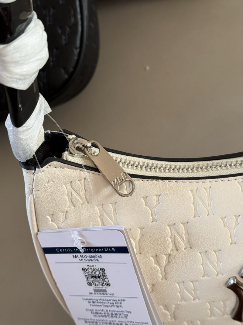 8283ad98ea.jpg 170 boxes
size:22*15cm
Summer travel|
We can't do without an MLB armpit bag
MLB Dark Pattern Underarm Bag
Understand me, black and white are two colors
High end feeling with leather surface for better maintenance