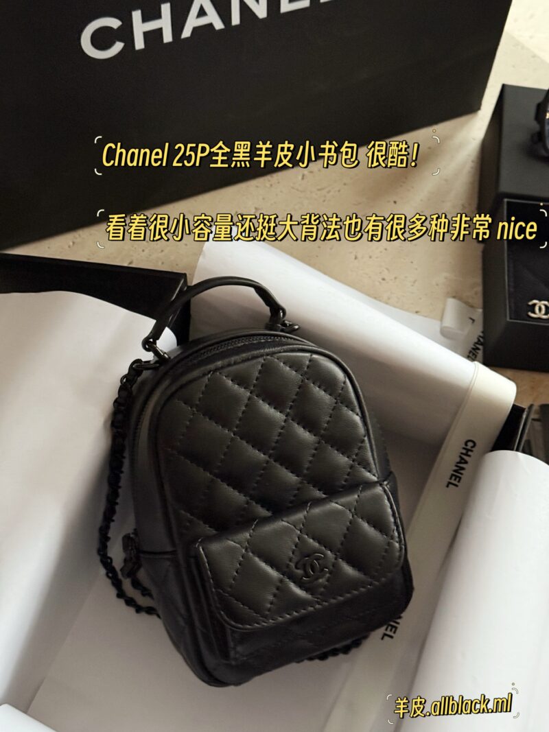82849cc659.jpg 265/sheepskin box
size:13*18cm
Xiaoxiangjia's new 24c backpack
This season's stir fried chicken with cute little shoulders
It looks very small, but the capacity is quite large. There are also many ways to memorize it, which is very nice
25P all bla...