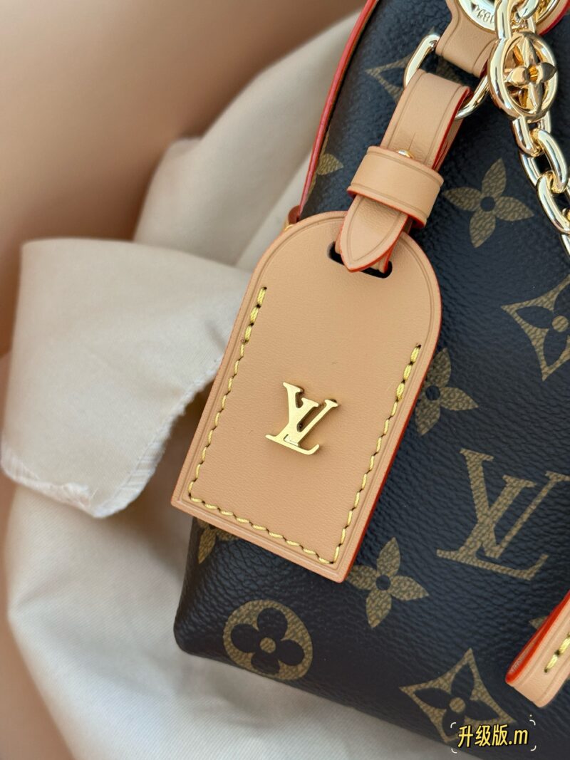 829a240010.jpg 240 box upgrade version
size:26*17cm
L's Carryall BB has finally arrived
Package body with sliding metal chain
More exquisite!
Small girls are blessed with easy matching of various clothing styles!
