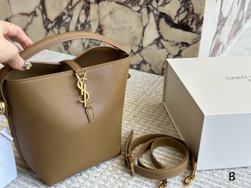 82a7bb9a03.jpg 240 (with box)
Size: 16 * 20cm (small size)
YSL Saint Laurent | Le37
Don't make the bucket bag too cute and spicy!!!!
It can be carried by hand or shoulder strap, and can be carried on one shoulder~There are various ways to carry it~
The leather is d...