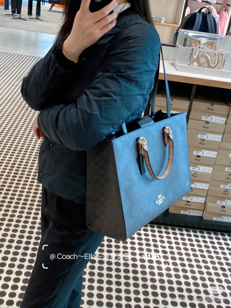 Good looking and easy-to-use bag, Coach's new product for December, Maggie tote, warm winter outfit
Maggie Tote's simple appearance makes it easy to accommodate
Play with style and effortlessly switch styles