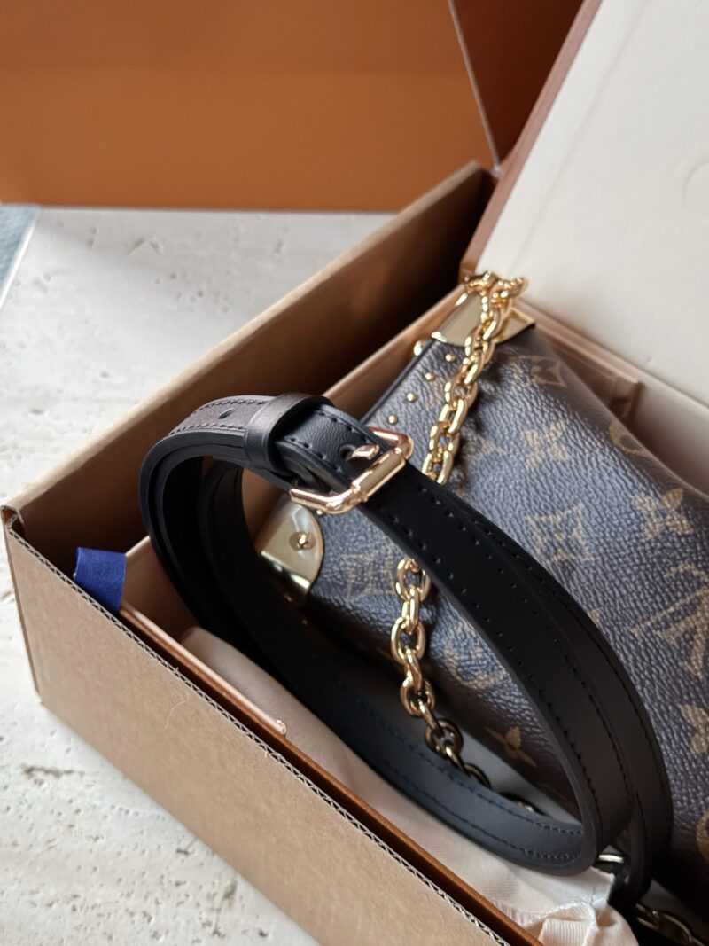 82f311524c.jpg 265 box upgrade version all copper hardware
size:23*12cm
Too exquisite~
25ss early spring runway style horizontal small box
L Home Side Trunk Valley Ailing Box Bag/Box Bag Capacity is Practical and Good Concave Design