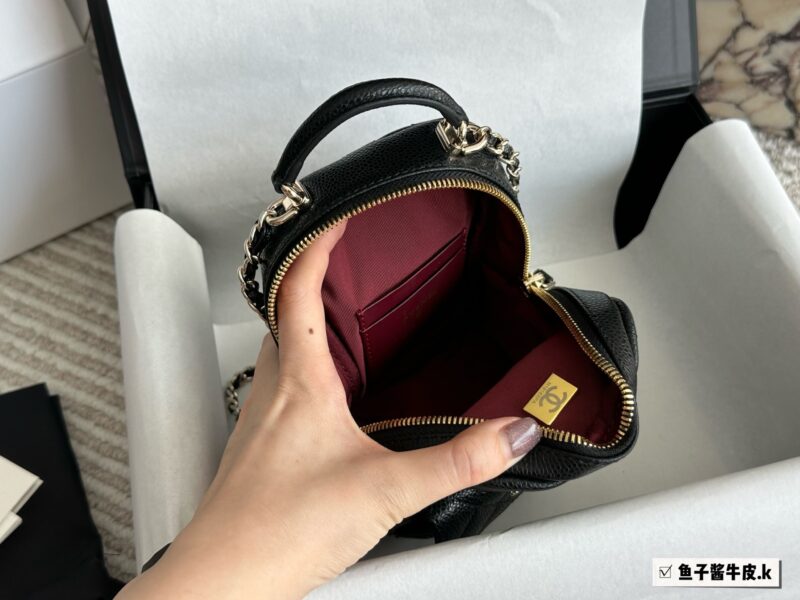 290 cowhide/upgraded version
Size: 13x18cm with box
Xiaoxiangjia's new 24c backpack
This season's stir fried chicken with cute little shoulders
It looks very small, but the capacity is quite large. There are also many ways to memorize it, which is ve...