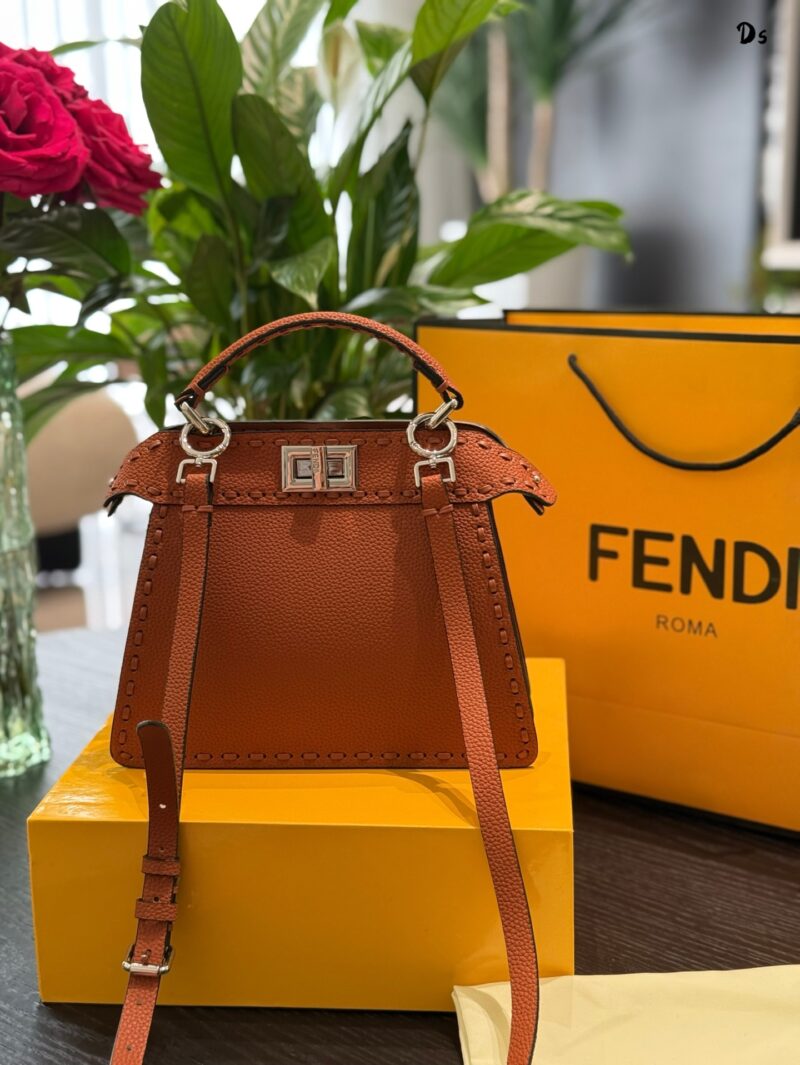 8303695dc5.jpg Fendi can cure all diseases p230
While shopping, I was mesmerized by FENDI Peekaboo ISeeU Petite's natural grain leather paired with Selleria handmade stitching
Full of design sense, low-key luxury yet elegant
No matter what outfit it is paired with,...