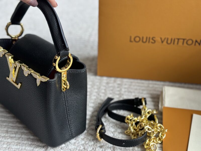 83172b3cbc.jpg ¥ 245 Folding Box
LVCapucines noblewoman bag gold buckle hardware, super complicated production process, a must-have for queen style, mini unique ultra wide shoulder strap, classic large logo design, combined with monogram classic small flower eleme...