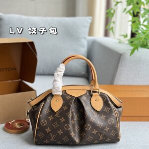 230 Complete Gift Box Set
size：28×21
LV dumpling bag handbag shoulder crossbody bag steel hardware counter 163 frequency conversion chip
Easy interpretation of retro fashion
The bag is quite spacious, simple yet not simple, and does not require ex...