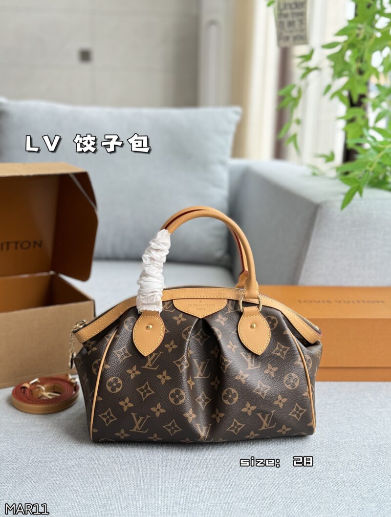 831b2b3b7f.jpg 230 Complete Gift Box Set
size:28×21
LV dumpling bag handbag shoulder crossbody bag steel hardware counter 163 frequency conversion chip
Easy interpretation of retro fashion
The bag is quite spacious, simple yet not simple, and does not require ex...