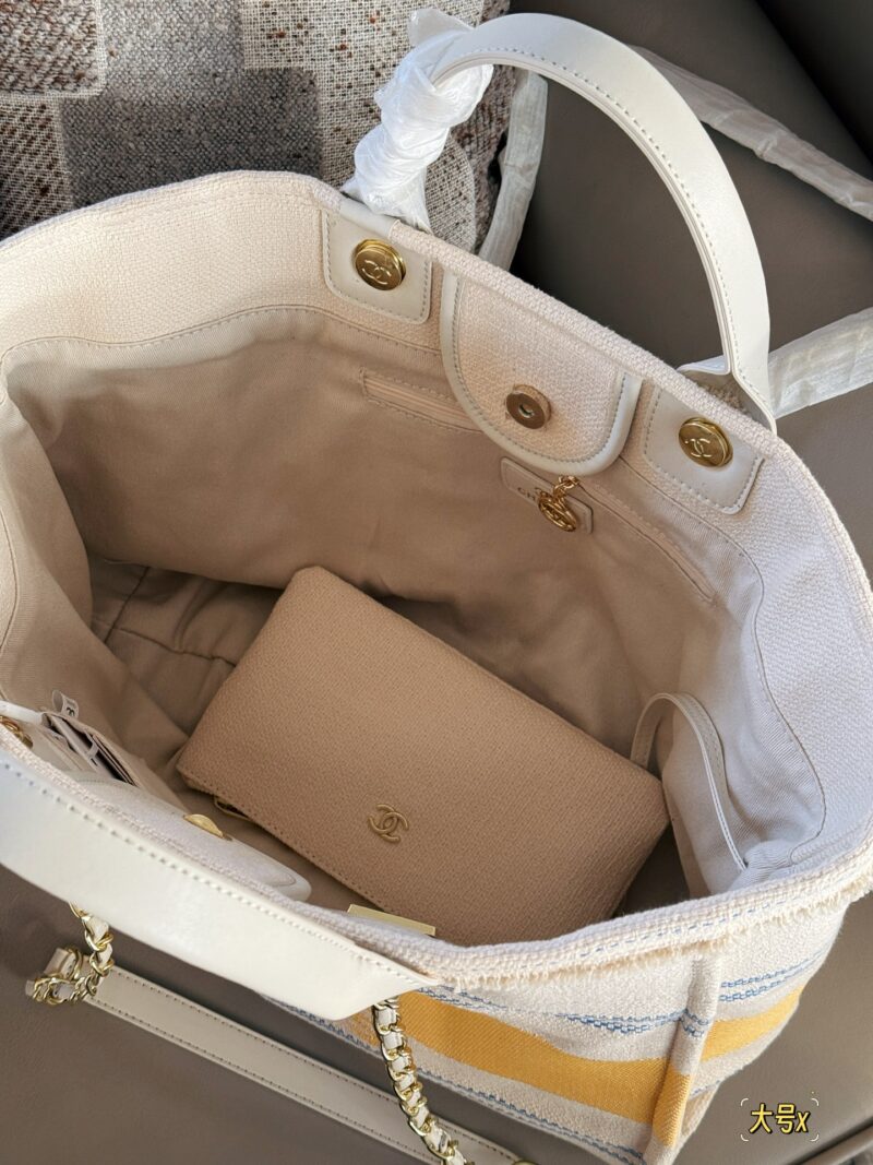8320b0f7a9.jpg 355355 without box
Size: 38 * 30cm (large)
33 * 25cm (small)
Xiaoxiangjia 25C Early Spring Vacation Series
Marseille and the Sea
Arrange it! Arrange it!
This beach bag released this year is so beautiful!
People are already eagerly anticipating it!