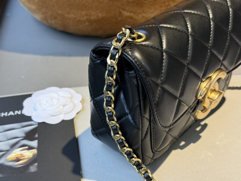 8354b12366.jpg Complete packaging
size:20*12cm
Xiaoxiangjia 4b logo mouth cover bag
What a retro style
Big double Clogo
It's so eye-catching! The combination of retro and fashion is so nice