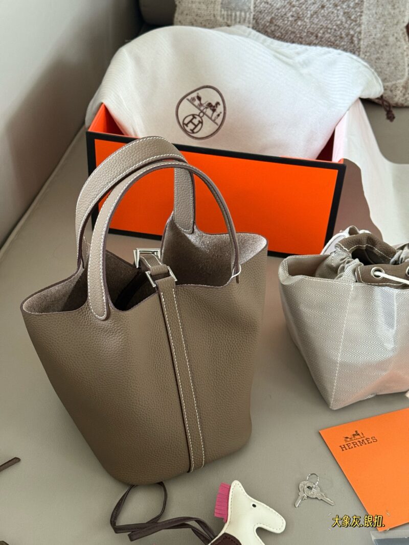 240 pairs folding box (silver buckle)
size：18*19cm
Basket of vegetables - gentle to the touch
H Family Vegetable Basket ???
Top layer TC cowhide/oil wax thread
?? Delivery scarves ?? Paired with a pony
?? The leather has a gr...