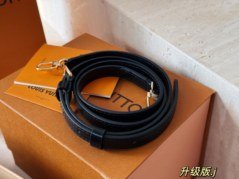 83630eca60.jpg 230 box
size:12*11cm
Shao Mai Xiao Fu Bag
The Lucky Yellow Flower Roast Sale of the Sucking Donkey Family~
L's noe purple is deeply moved
Beautiful and cute with 2 shoulder straps (hardware 10 straps) that can be carried by hand or slung diagonally...