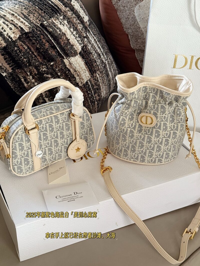 8367112359.jpg 275 boxes
size:17*18cm
D's new small water bucket is here~
Get rich at first sight!
The new way to carry Xiaofu Bags! My armpits are really amazing
2025 new color scheme sea salt white "beautiful to the heart's nest