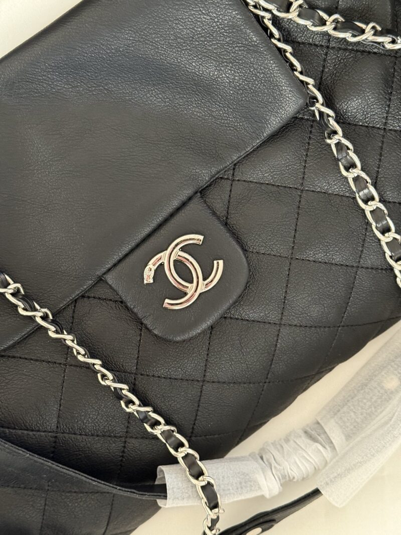 837e2c723a.jpg 199 boxes
size:27*25cm
The Chanel vintage black and silver wandering bag that I have been longing for has finally been obtained
Xiaoxiang Middle aged Yuanbao Bag
I love this one so much. It's a soft and fluffy one
It is free, casual, lazy, independ...