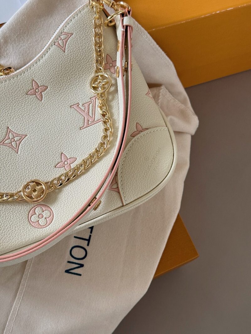 838c8c51f4.jpg 240 box high order version
size:29*16cm
L's white strawberry cream croissant
Cream white with dotted strawberry jam is the color of summer
Lively and lovely!
Two shoulder straps can be worn diagonally or on one shoulder
Mainly, you will like this color~