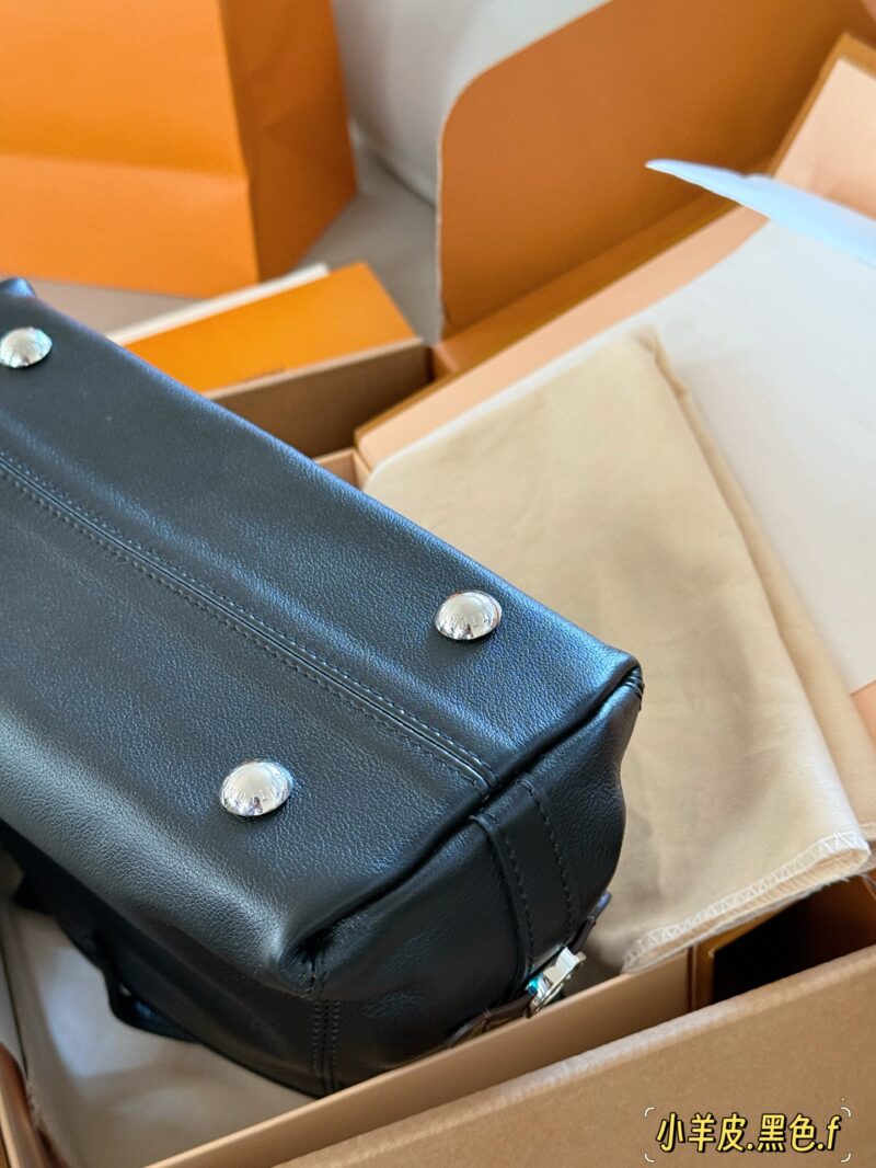 838eaafdd2.jpg 340 box full leather
size:26*17cm
L's Carryall bb Black Warrior has finally arrived
Package body with sliding metal chain
More exquisite!
Relaxing feeling, the whole thing is so cool that I have no friends