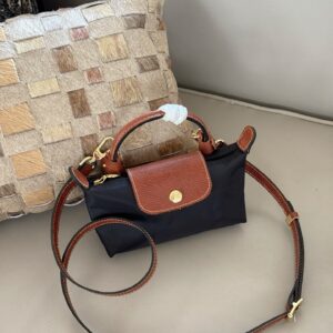 160 boxes
size：16*12cm
Purchasing level Mini Longxiang ??
Non market ordinary goods are paired with top layer cowhide ??
Even the fabric is produced by the original factory ??
The capacity is also quite good