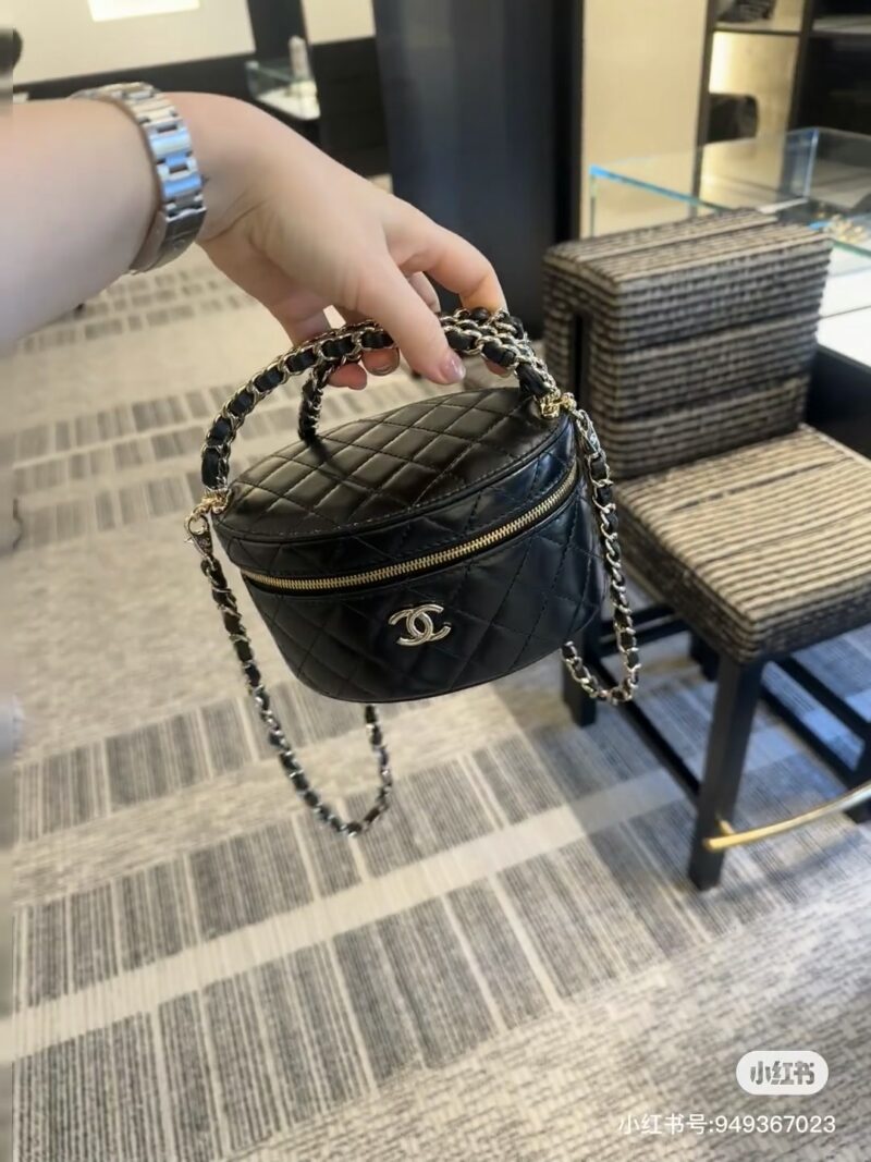 83989d135a.jpg Chanel's new small box bag