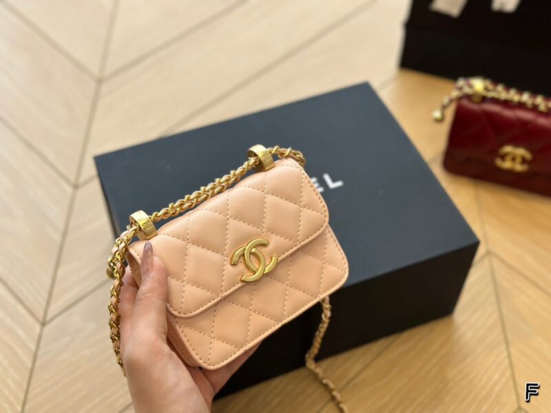 Folding box
Cute and explosive! The palm sized Chanel mini bag is so cute! This Chanel mini bag is really cute! The black square shaped bag with a chain and a small golden ball is a perfect eye-catching tool when walking on the road!! 12*9cm